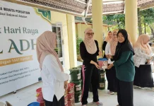 Peduli Lingkungan, DWP Sulsel Gunakan Ember untuk Pembagian Daging Kurban