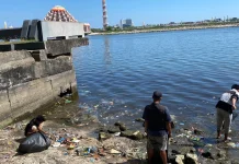 Respons Cepat Aduan Warga, Pemkot Makassar Bersihkan Sampah yang Cemari Losari