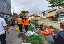 BPBD Makassar Terjun Langsung Bersihkan Kanal Bara-Baraya Timur