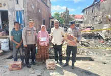 Kapolsek Pasimasunggu Berikan Bantuan untuk Korban Kebakaran Rumah Bontobulaen