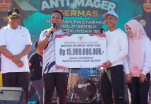 Gubernur Sulsel Serahkan Bantuan Rp15 Miliar ke Selayar