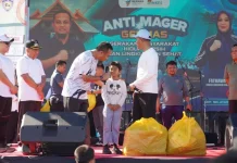 Gubernur Sulsel Salurkan Beasiswa dan Bantuan untuk Siswa Selayar