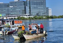 Pemkot Terjunkan Perahu Pattasaki Bersihkan Sampah Laut Losari hingga Dermaga