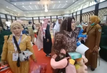 Busana Swarovski Jemaah Haji Kembali Jadi Sorotan Sepulang dari Tanah Suci