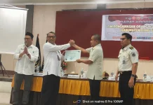 Dinilai Proaktif Awasi Orang Asing, Kadisdukcapil Lutra Terima Penghargaan