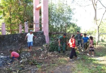 Kodim 1425/Jeneponto Bersama Warga Bersihkan Lokasi Jembatan Gantung