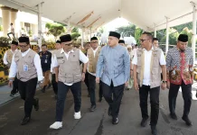 Munafri  Dampingi Menhaj RI Sambut Kepulangan Jemaah Haji Kloter 17 di Asrama Haji