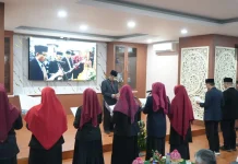 Unismuh Makassar Lantik Pejabat Baru dan Lepas Purnabakti Pegawai