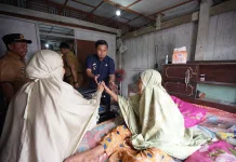 Tasming Hamid Salurkan Rastra Antar Langsung ke Rumah Warga Lansia