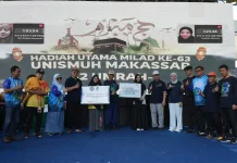 Dua Peserta Jalan Sehat Unismuh Makassar Raih Hadiah Umrah
