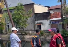 BPBD dan Tim Kecamatan Bersihkan Sampah Kiriman di Kanal Kandea