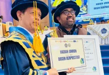 Dekan FISIP Unismuh Raih Penghargaan Dosen Berprestasi