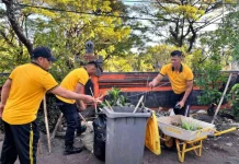 Personil Polri Bersihkan Pura Gurinata Menjelang HUT Bhayangkara