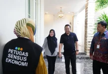 Sukseskan Sensus Ekonomi, Darmawangsyah Muin dan Istri Ikuti Pendataan BPS