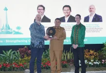 Direktur Program RISE Serahkan WRI Ross Center Prize untuk Kota Makassar