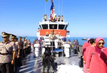 Peringati Hut Bhayangkara ke-80, Kapolda Sulsel Larungkan Karangan Bunga di Laut
