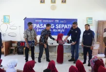 Bosowa Salurkan 295 Pasang Sepatu di Sulsel dan Sulteng