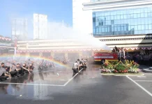 Polrestabes Makassar Mengelar Tradisi Siram Personil Naik Pangkat