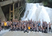 Tradisi di Bantimurung Iringi Kenaikan Pangkat 63 Personel Polres Maros