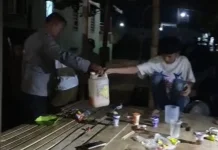 Polisi Bubarkan Pesta Miras di Kelurahan Manggala