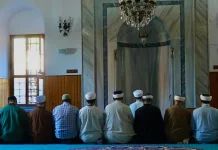 Hukum Qunut dan Posisi Makmum dalam Salat Berjamaah