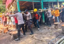 Merawat Warisan Leluhur, Warga dan Polsek Benteng Gotong Rumah Panggung Bersama