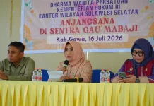Tumbuhkan Rasa Empati Sosial, DWP Kemenkum Sulsel Anjangsana di Sentra Gau Mabaji