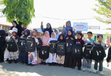 Rumah Zakat Salurkan Tas Sekolah untuk Siswa Makassar