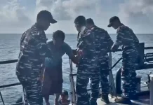 KRI Marlin-877 Evakuasi Dua Korban KLM Nurul Salsa-01