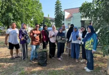 Gotong Royong Orang Tua Siswa Bangun Kebun Sekolah