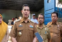 Pemkab Pangkep Bagikan 309 Roll Geomembran untuk Petambak Garam