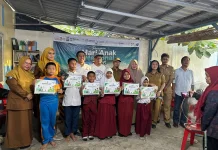 Legislator DPR RI Serahkan Beasiswa PIP pada Anak Keluarga Pemulung