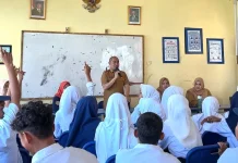 Diskominfo Makassar Edukasi Literasi Digital bagi Pelajar di Pulau Bonetambo