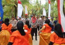Kapolda Sulsel Disambut Meriah Warga Pulau Jinato Selayar