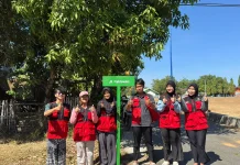 Mahasiswa KKNT Unhas Pasang 12 Plang Jalan di Desa Kabba