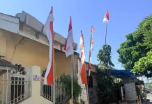 Warga RT 4 RW 1 Kassi-Kasi Kompak Pasang Bendera Merah Putih
