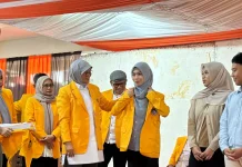 UNM Bagi Ribuan Jas Almamater Gratis ke Mahasiswa Baru
