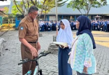 Kisah Risnawati Siswi SMP Negeri 26 Makassar Berjalan Kaki Demi Pendidikan