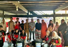 Solusi Lahan Sempit, Mahasiswa KKN Unhas Ajarkan Warga Budidaya Ikan dalam Ember