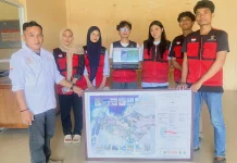 Mahasiswa KKN-T Unhas Serahkan Peta Fasilitas Umum Berbasis SIG ke Pemdes Sendana