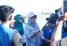 Bupati Barru Tinjau Gotong Royong Bersihkan TPI dan Pantai