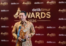 Bupati Lutra Sabet Penghargaan Detiktimur Awards 2026