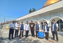 Semangat Ekoteologi, KUA Maros Baru Bersihkan Masjid Nurul Hidayah