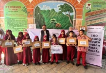 Bantuan Sepatu Bulog-BMM Penuhi Kebutuhan Siswa SDN Rappocini