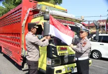 Polres Maros Turun ke Jalan, Bagikan Merah Putih untuk Semarakkan Kemerdekaan