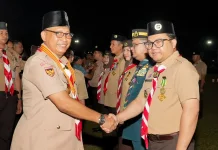 Wakil Bupati Gowa dan Ketua TP PKK Terima Lencana Pramuka di Jambore Nasional
