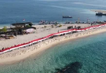 Polda Sulsel Bentangkan Bendera Merah Putih 81 Meter di Kodingareng Keke