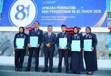 Lima Pegawai Kanwil Kemenkum Sulsel Terima Satyalancana Karya Satya 20 Tahun