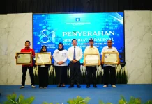 Kemenkum Sulsel Serahkan Sertifikat kepada Empat Paralegal di Hari Pengayoman