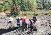 TNI dan Warga Gotong Royong Bangun Jembatan Jatia